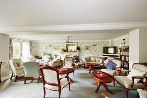 RESIDENTS LOUNGE- click for photo gallery